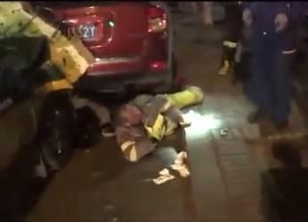 摆摊大爷吃瓜视频