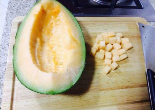 晚餐吃哈密瓜榨汁,晚餐后的清新选择