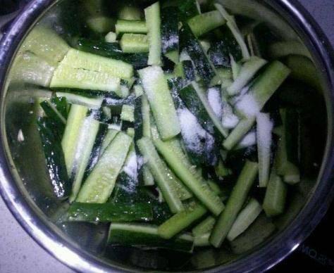 兄弟俩吃瓜吃蒜,共享美食时光