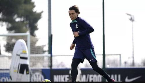 蓝衣战袍吃瓜,揭秘吃瓜背后的精彩故事