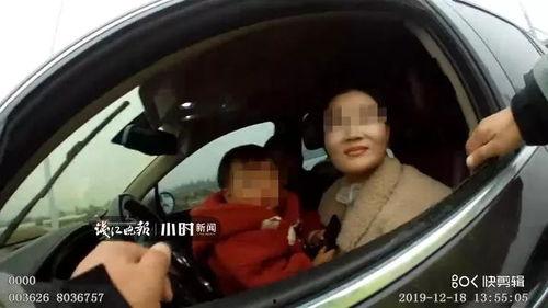 女子车窗吃瓜完整视频,瞬间成为街头焦点