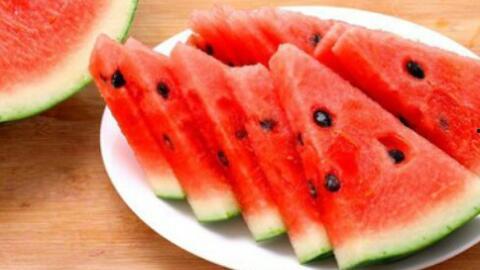 儿童吃瓜视频,宝宝吃瓜视频萌态十足