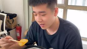 白衣男人吃瓜,揭秘娱乐圈幕后风云